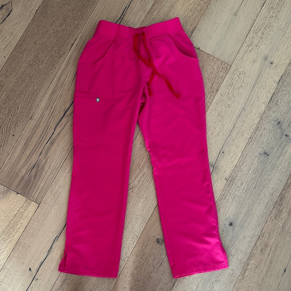 Women’s FIGS shocking pink kade cargo scrub pants SP